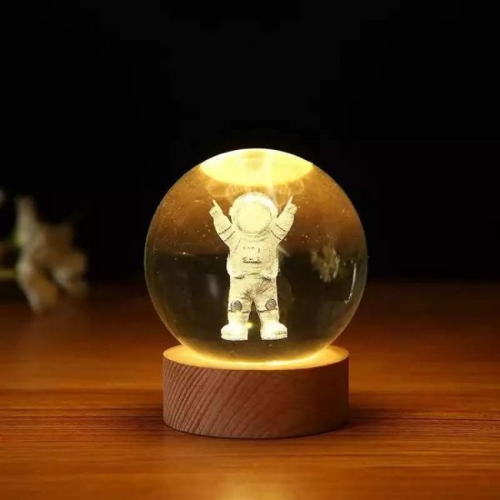 Dekoratif Astronot Tasarımlı Ahşap Altlıklı Işıklı Cam Küre Cam:6cm Ahşap:2cm